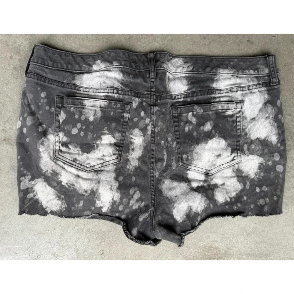 Womens Sz 18 TORRID Denim Acid Washed Paint Splatter Design Shorts - Picture 5 of 5